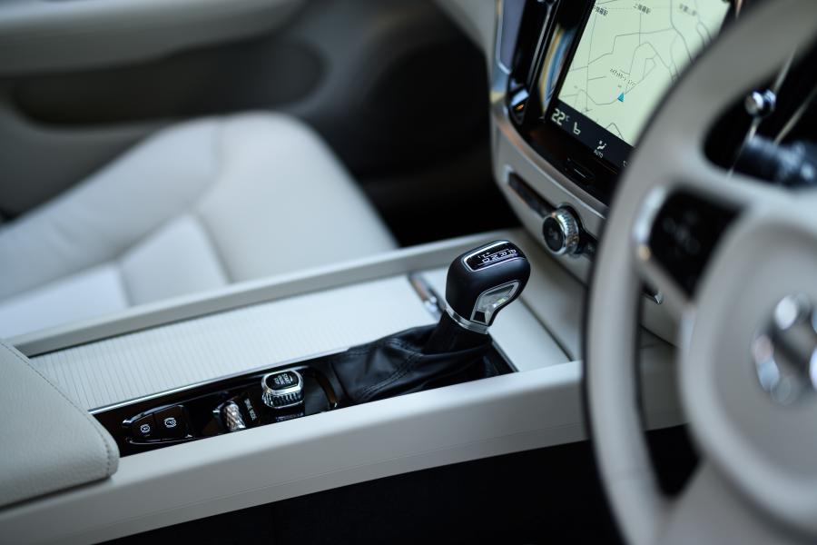 Интерьер Volvo S60 T4 Momentum 2019 года  (JP) (фото 16 из 16)
